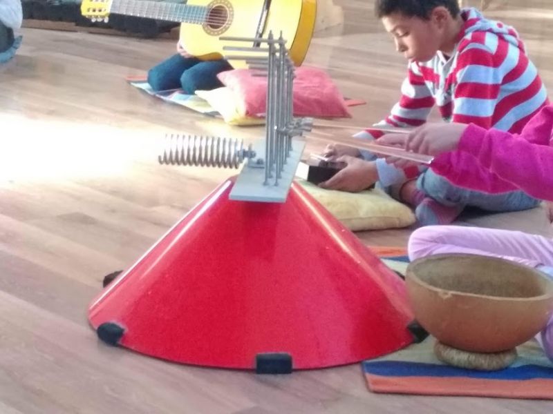 Un-enfant-handicapé-joue-des-percussions-dans-la-salle-de-musique-en-séjour-adaptémusique-