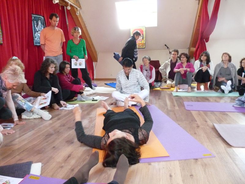 Ayurveda-Yoga-Massage-et-pratiques-corporelles-en-salle-de-musique